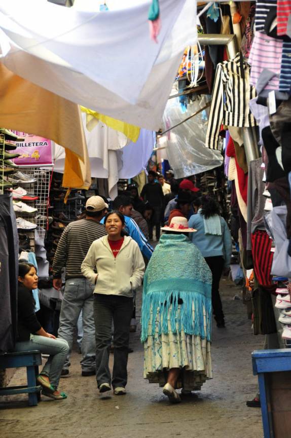 Passeando no Mercado Negro, principal mercado ao ar livre de La Paz, capital da Bolívia